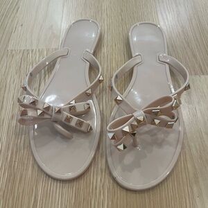 7.5 women’s nude studded bow jelly flip flops NWOT